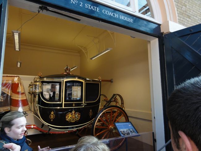 ロイヤルミューズで女王陛下の馬車を見ました