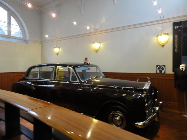 これはロールスロイス<br /><br />これも陛下の車<br /><br />背が高く乗り降りしやすいらしい<br /><br />特注です