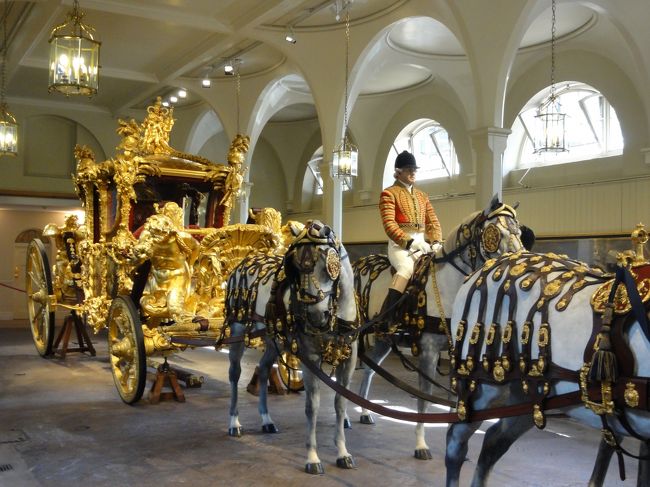 これはマネキン<br /><br />でも豪華な馬車は本物