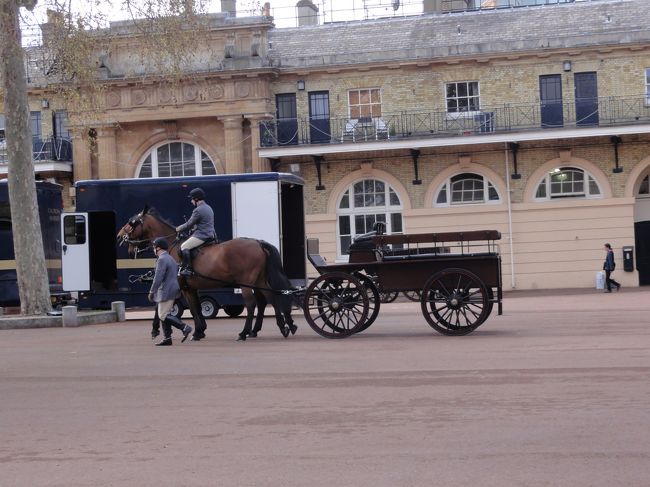 普通に馬が貨車を引っ張って歩いています