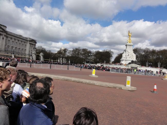 衛兵交代式を見る人で一杯