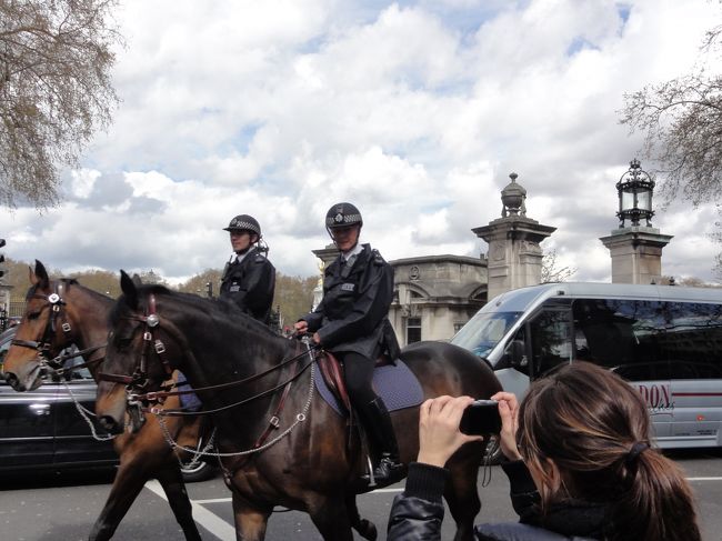 警察も騎馬隊が多い<br /><br />今は信号待ち中