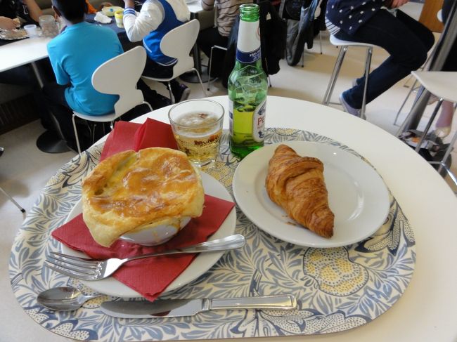 昼食はパイ包みのスープとクロワッサン<br /><br />ヴィクトリア＆アルバート博物館で