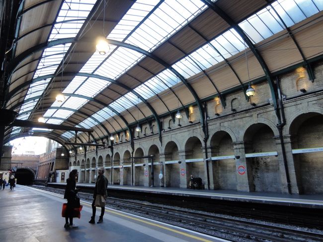 普通の地下鉄の駅ですが立派です<br /><br />ノッティン・ヒルゲート駅