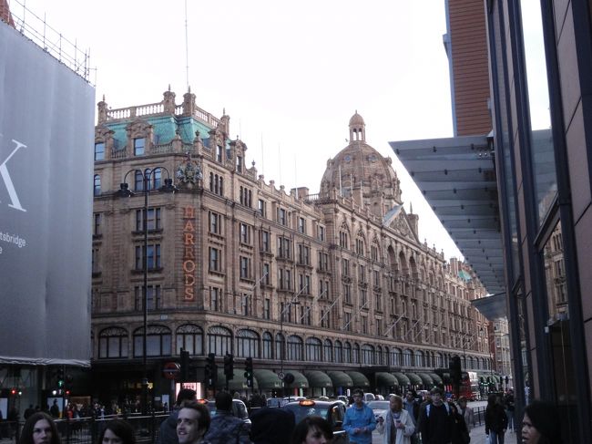 ご存知のハロッズ<br /><br />中は豪華で広い