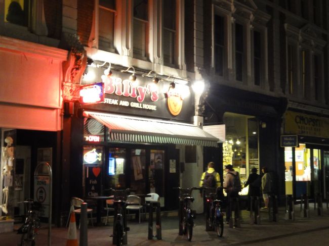 晩御飯はサウスケンジントン駅近くのBARで<br /><br />