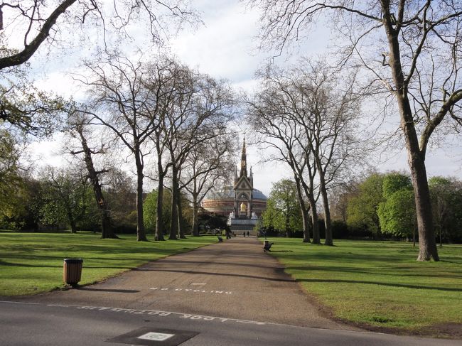 北から南に歩いてロイヤルアルバートホールが見えています<br /><br />