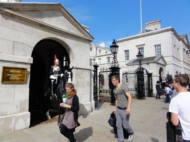 ホースガ−ズで衛兵交代式を見ます<br /><br />ここは穴場的なので観光客も少し少ない