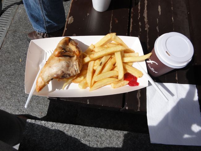 昼食はロンドン塔横のテイクアウェイ専門の屋台<br /><br />チキン＆チップス<br /><br />鶏肉の形がやや生々しい<br /><br />紅茶はさすがおいしい
