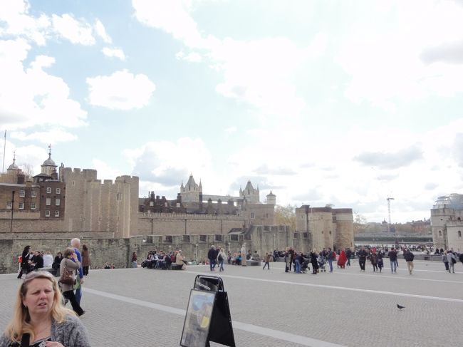 沢山の人が入場口で並んでいます