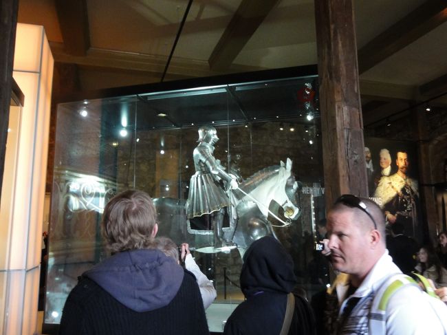 騎士と騎馬の象<br /><br />中にはなぜか日本の鎧兜もあり沢山の人が見ていました