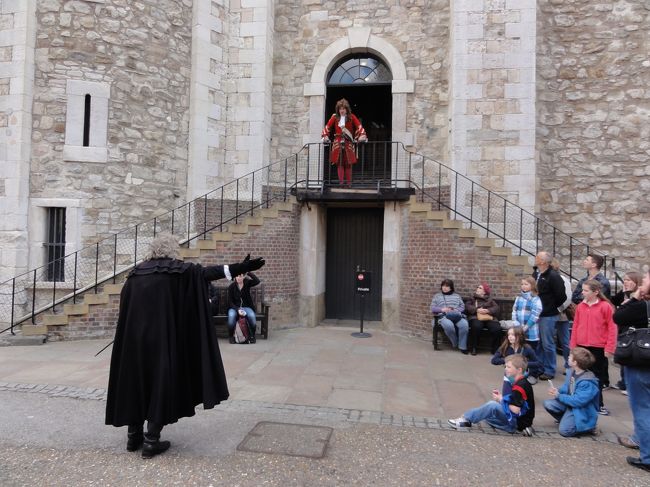 ロンドン塔の中では当時の衣装を着て寸劇が行われています