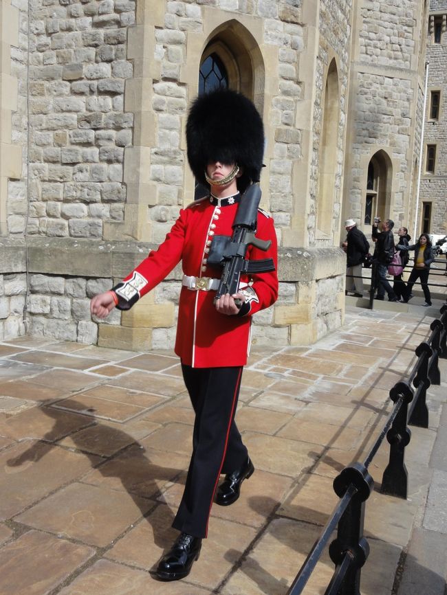 これは本物<br /><br />ロンドン塔には今も軍人さんが家族で１０数件生活しています<br /><br />子供たちはここから通学<br /><br />うらやましい、家が歴史的な建物の中にあるなんて