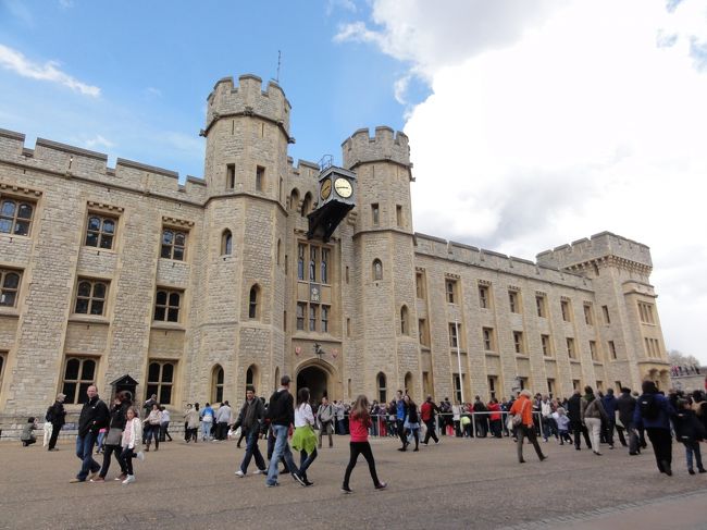 この長い行列は装飾等の展示がしてある建物だったから
