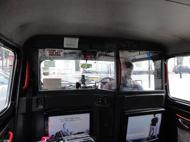 ホテルからオリジナルのロンドンタクシーにスーツケースを積み<br /><br />パティントン駅へ<br /><br />