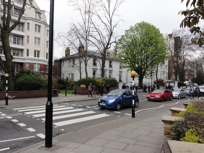 車の行き来も多い道です