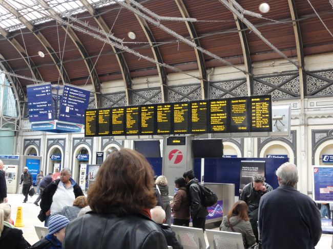 駅の電光掲示板を見てヒースローエクスプレスに乗ります