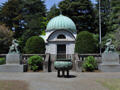 岩崎家玉川廟
【世田谷区／明治43年／J.コンドル／都選定歴史的建造物】
静嘉堂文庫はこの岩崎弥之助の霊廟の隣に建設されました。設計はコンドル。三菱と言えばコンドルです。
同じくコンドルが設計した、駿河台のニコライ堂に良く似た霊廟は、西洋教会風のドーム屋根を持つ建物の前に、日本の狛犬、そして中国風の鼎。何とも不思議なコラボレーションを見せてくれる建物でした。