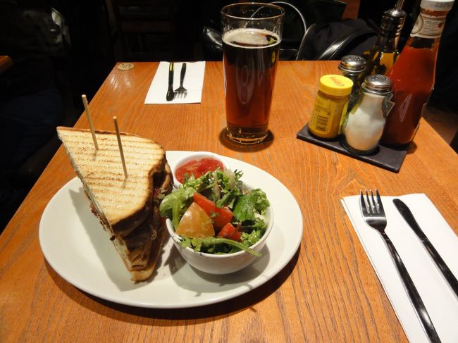 空港で昼食<br /><br />サンドイッチとビール