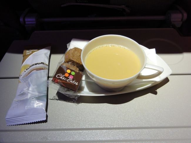 着陸２時間前に軽食<br /><br />紅茶とチョコレート