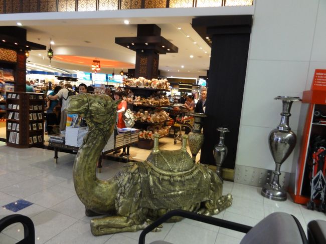 ドバイ国際空港の免税店<br /><br />アラブらしい商品がたくさんあります<br /><br />ラクダまで・・・