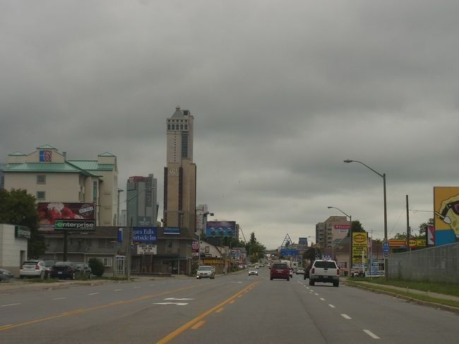 今日も曇り空です。<br />トロントからナイアガラフォールズへ。<br />町が見えてきました。