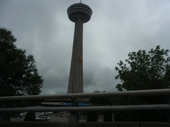 あのタワーの上にあるレストランで昼食します。<br />バイキングだそうです。<br />近くの駐車場に車を入れて、さあ上るぞ。<br />