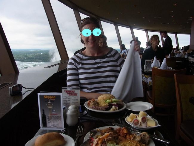 アメリカ滝もカナダ滝も見えます。<br />わ〜すごい、食べきれるの〜？？