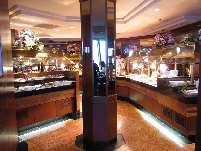 レストランの中。お料理の種類多いです。<br />お味は普通においしいです。<br />ランチ＆眺めで、十分おすすめです。