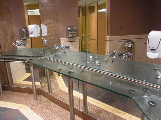 このレストランのお手洗い。<br />ガラスのシンクが面白い。斜めの角に水が流れていきます。