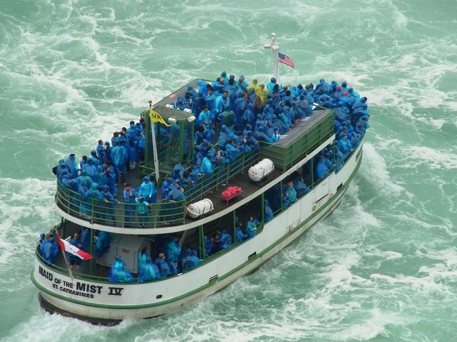 霧の乙女号。後で乗ります。<br />水のすごさで、けっこう滝の手前で引き返すようです。<br />