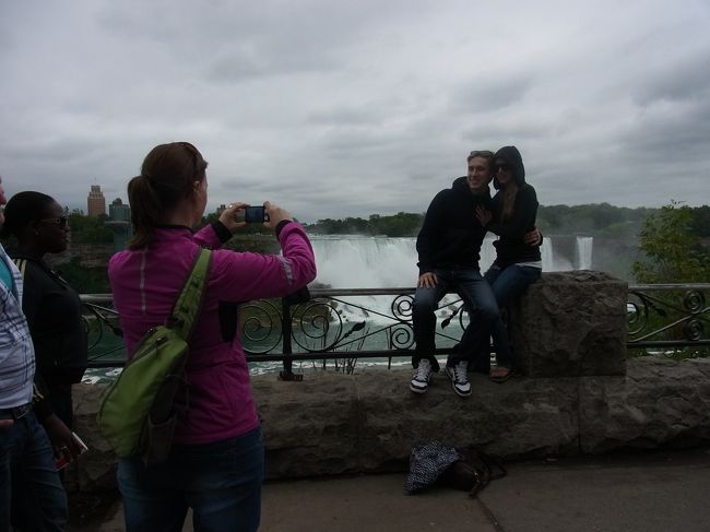 アメリカ滝の見えるところを散歩していたら、<br />カップルに写真を頼まれました。<br />柵に腰かけて。。。。危なくないですか？？<br />