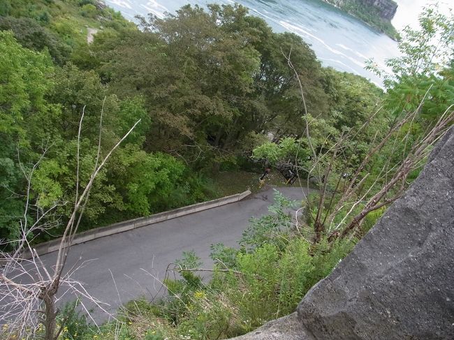 彼らが腰かけていた柵の裏側です。<br />かなりの高さの崖でした。（＠＠；<br />バランス崩したら、まっさかさまですよ。<br />滝の傍の柵には、上るな、とたくさん掲示してあるのですが、<br />上る人、腰かける人、後を絶ちません。<br />係りの人が、注意して回っていました。<br />事故の後なので、なおさらに警戒しているようでした。<br />