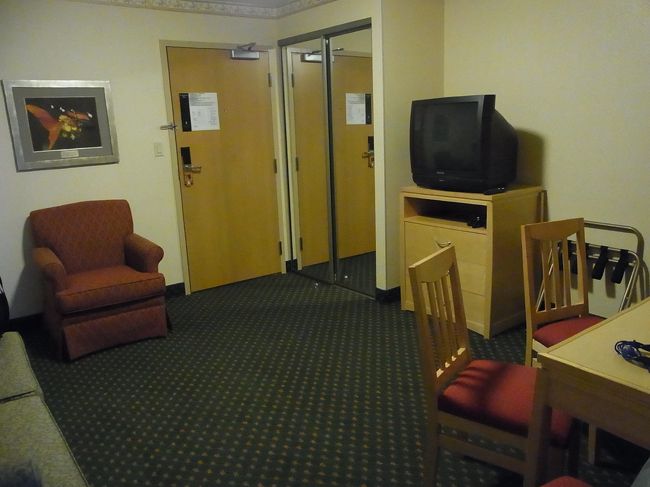 私たちのお部屋。<br />やや古い感じはしますが、きれいです。<br />そして、広いです。<br />ここは手前の机があるお部屋。