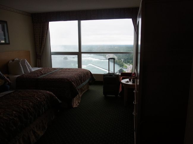 カナダ滝が左に見えます。<br />