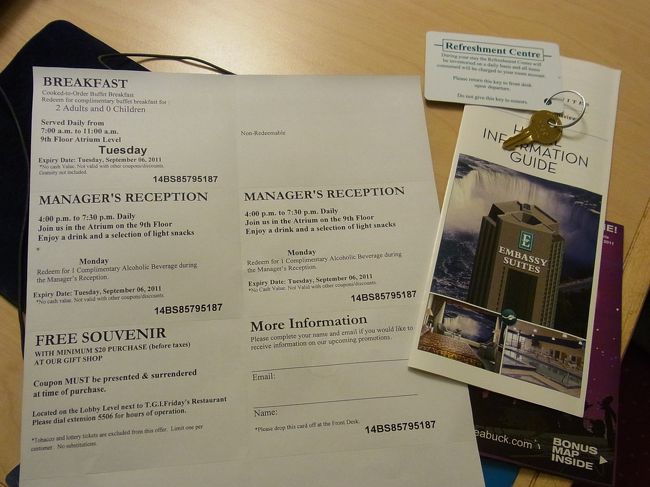 このホテルのインフォメーションです。<br />EMBASSY SUITES、オタワにあったな〜？確か・・<br />ウエルカムドリンクも頂けます。<br />