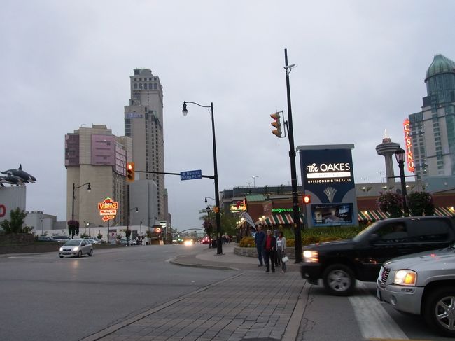 ホテルを出て右側を行くとカジノがあります。<br />これからヒルトン・ナイアガラフォールズホテルのレストランに行きます。<br />せっかくですから、夕食も滝を眺めながら。