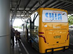 ジャカルタのターミナル３から、乗り合いミニバスのカウンターがあるターミナル２まで、無料シャトルバスを利用しました。
待っている時間に話しかけてきたおっちゃん良い奴だった＾＾
