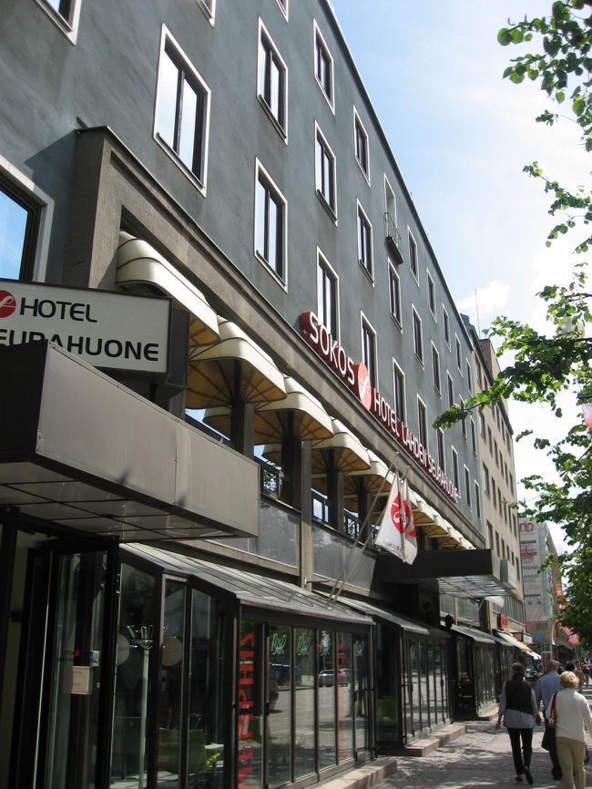 到着２日目にラハティに移動をし、仕事を済ませた後にホテルに入りました♪SOKOS HOTELと言ってフィンランド国内にはいたる所にあるチェーンホテルです♪<br />と言っても日本のビジネスホテルより全然良いホテルです♪<br />立地場所も良くラハティ市内のおもいっきり中心部にあり、食事には困らない場所でした♪<br />ちなみに、１階はロビー兼レストランバーになっています！