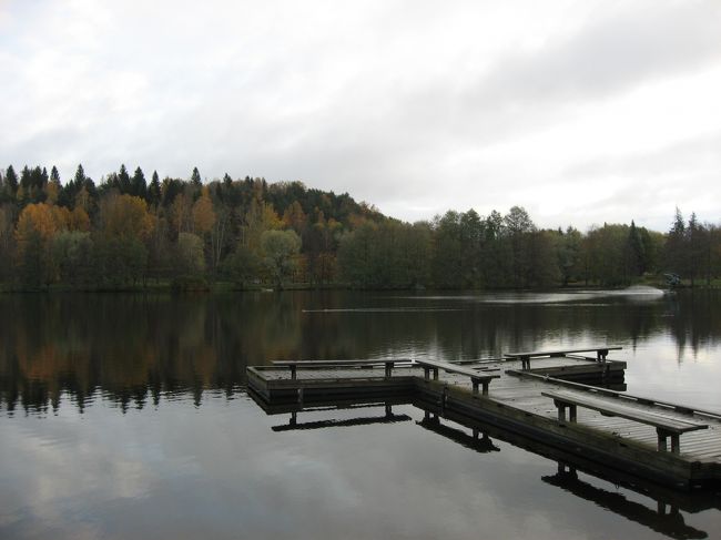ラハティの郊外①<br />３０分ぐらい歩くと町を抜けて森と湖の景色が広がっています♪
