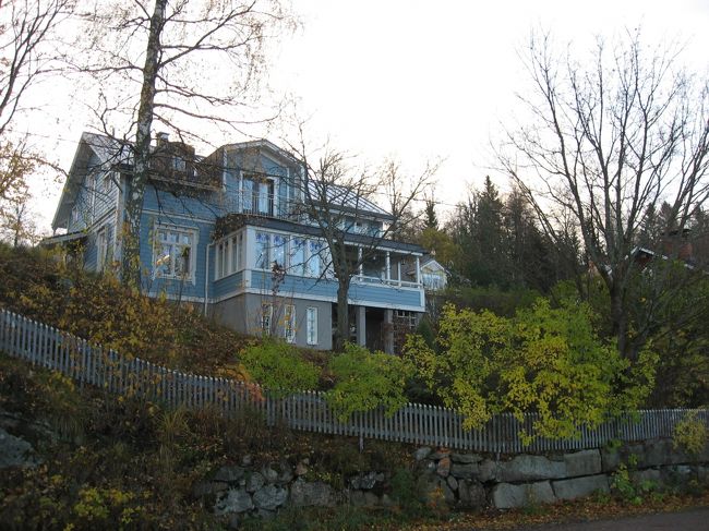 ラハティの郊外④<br />湖畔に建つ住宅♪<br />雰囲気あります☆<br />北欧！って感じの建物です♪