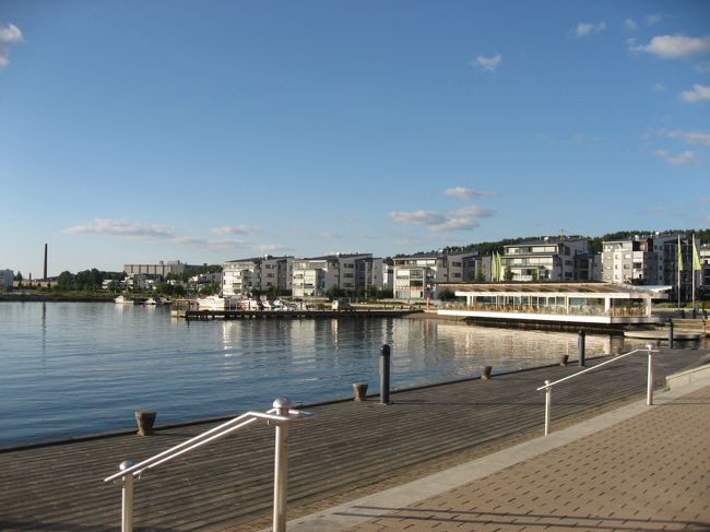 ラハティの郊外⑥<br />２回目に訪問したのが７月だったのですが、本当に最高の季節でした♪普通に夜の１１時でも明るくて、時間感覚がなくなります！<br />２回目にこの湖畔沿いのレストランで食事をいただきました☆