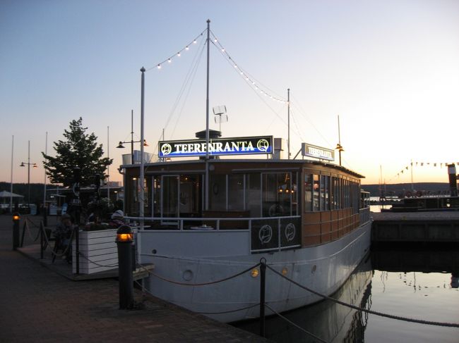 この明るさで夜の11時頃だったと思います♪<br />ちなみに普通に子供達が外で遊んでいます！<br />この時期はフィンランドは夏休み休暇みたいですね！<br />貴重な太陽の当たる季節だから、みんな嬉しいらしいです！<br />反対に秋から冬の日中は薄暗いみたいです。<br />ちなみにこれはヨットのバー♪