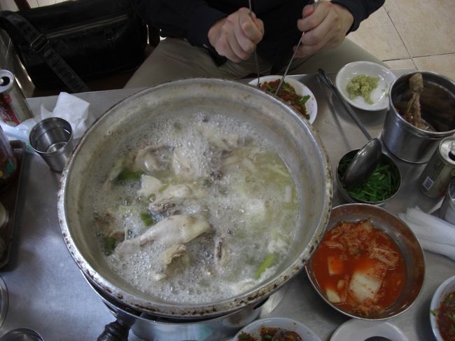 早速街へ<br />東大門市場タッカンマリ通りにて最初の食事。<br />この日のソウルは27℃！　途中から汗だくになった　!(^^)!