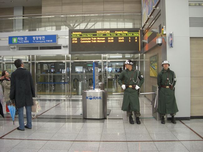 線路は北朝鮮まで続いてる。<br /><br />駅の看板が平壌方面と標示されていた。<br /><br />写真は『ドラサン駅』の構内。