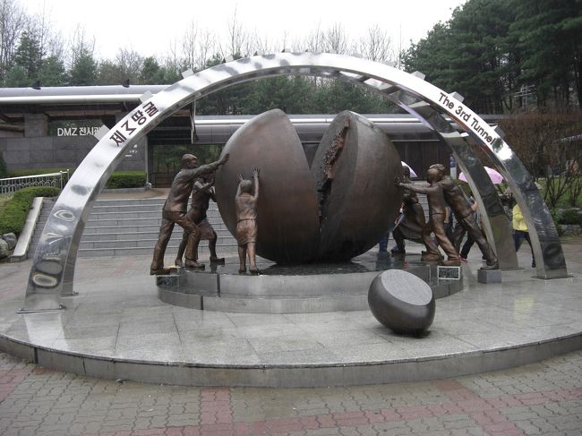 『第3トンネル』撮影禁止<br />北からのトンネルはソウルに向かって現在4か所見つかっているそです。<br />このツアーはケーブルカーにてトンネルまで降りて見学。<br />発破用ダイナマイトを差し込んだ跡だらけだった。<br />