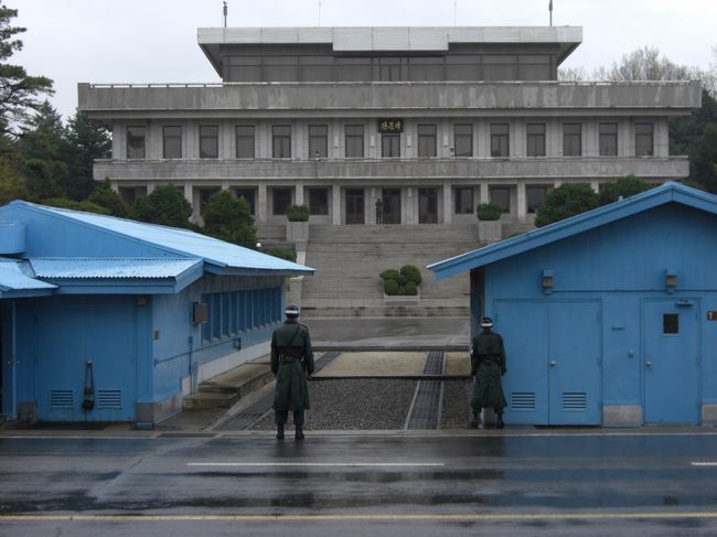 『板門店』<br />説明を受けて同意書にサイン。緊張感MAX！<br />