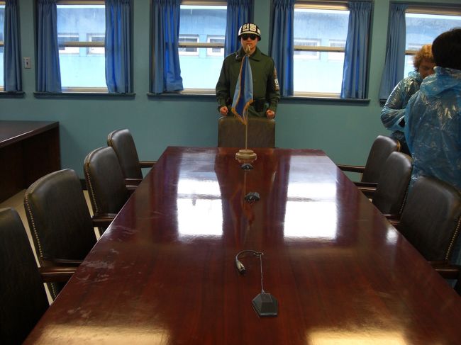 『板門店』<br />テーブル上の旗が堺、右は北朝鮮、左が韓国。<br />軍人はまるで人形！まったく動かず。