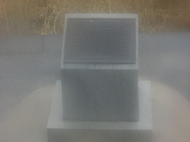 『ポプラ事件慰霊碑』<br />車窓からの見学しかできづず、曇った写真になってしまった。<br />