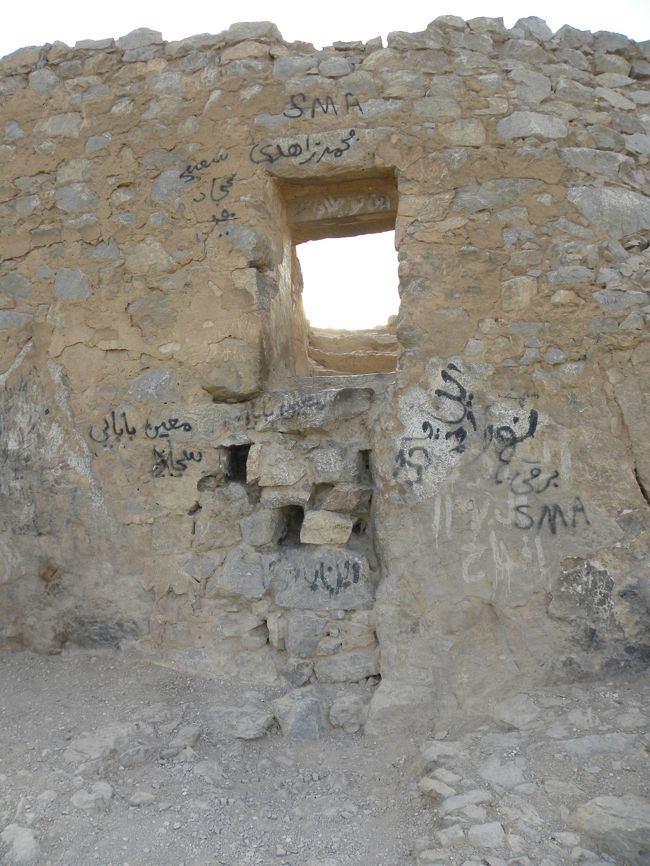 最後の砦。ここをよじ登って穴をくぐれば頂上。<br />ここをよじ登るのは意外に大変。老齢の方では絶対無理。中年の方でも相当苦労すると思います。誰か一人がお尻を押してやれば大丈夫だと思いますが。